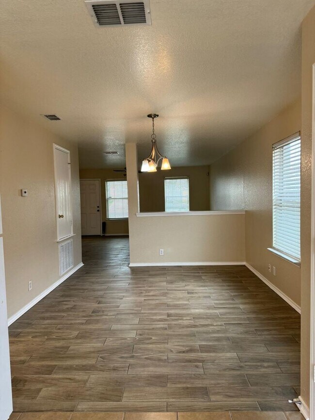 Building Photo - GREAT LOCATION: 1604 & SHAENFIELD | 3 BEDS...