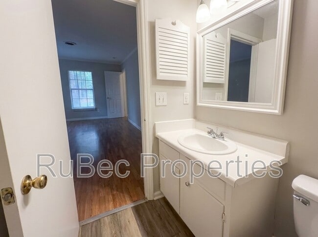 Building Photo - 8336 Trail View Dr