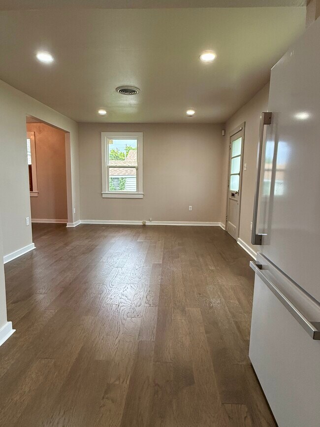 Sala de estar desde la cocina - 820 Thirba St