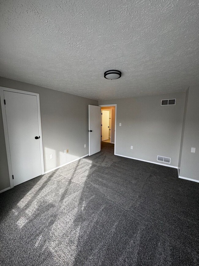 Foto del edificio - For Rent: 2 BD | 1.5 BTH | Garage | Spacio...