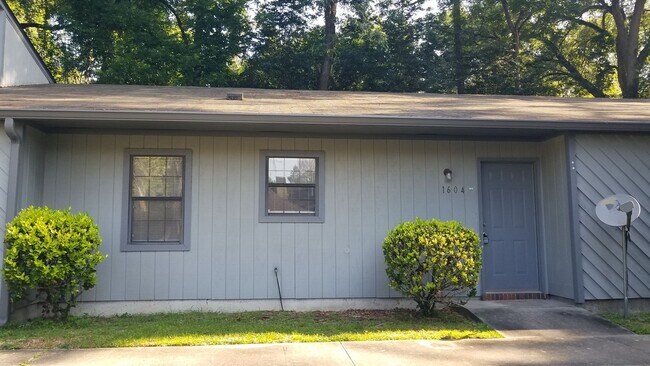 Foto del edificio - 2 Bedroom/2 Bathroom Duplex located close ...