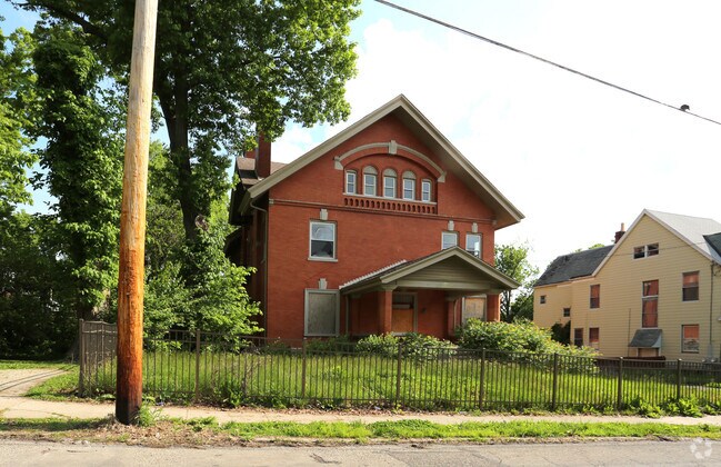 Building Photo - 610 Maple Ave