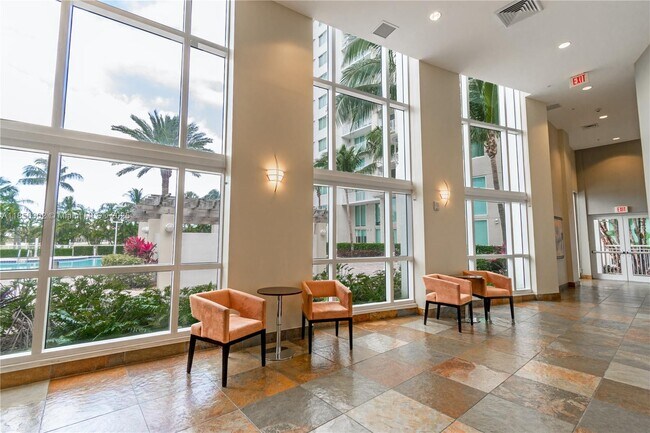 Foto del edificio - 1745 E Hallandale Beach Blvd