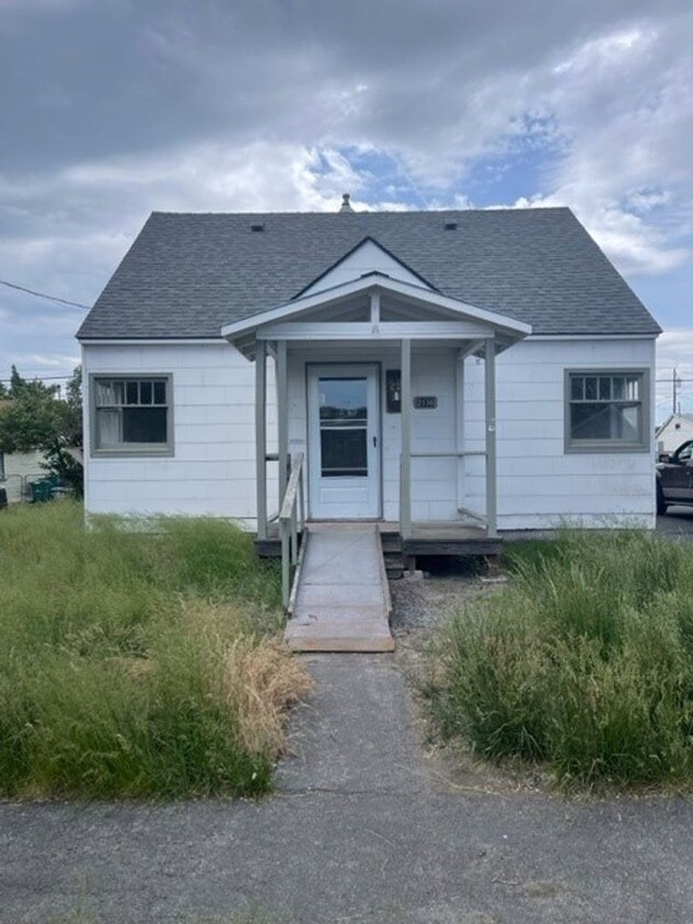 Primary Photo - 2 Bedroom, 1 bath House