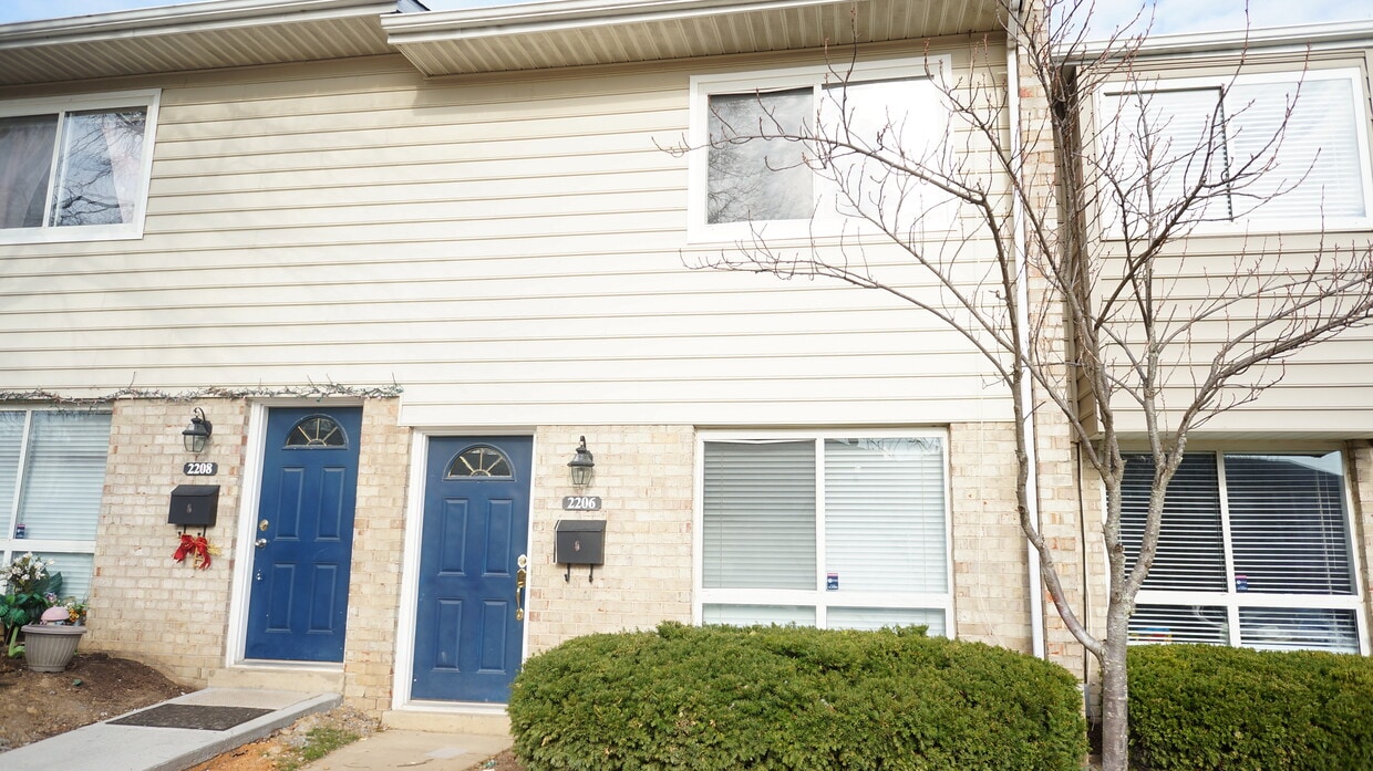Townhouse Front - 2206 Gingell Pl
