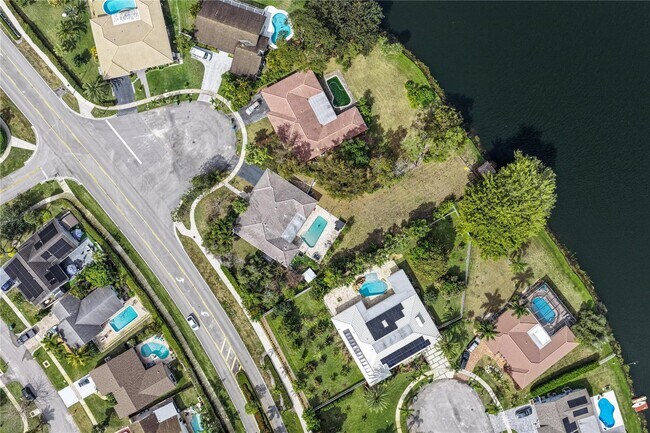 Foto del edificio - 16770 Lakeview Ct