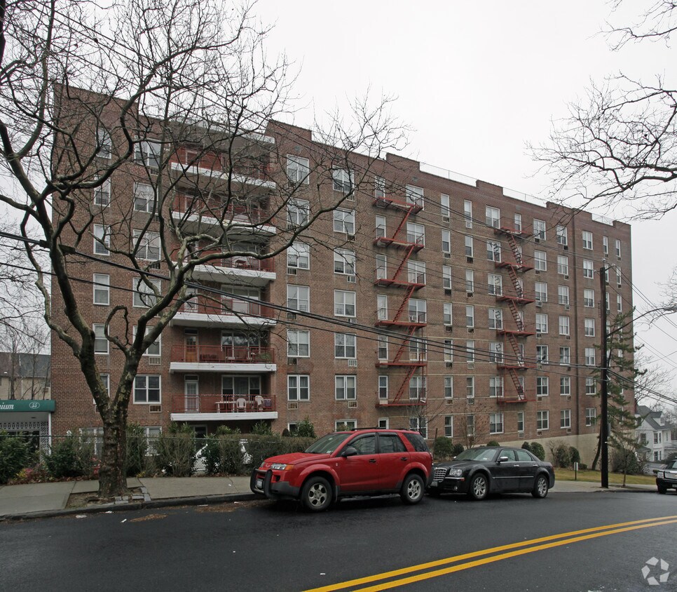 Imperial Towers Apartments in Staten Island, NY