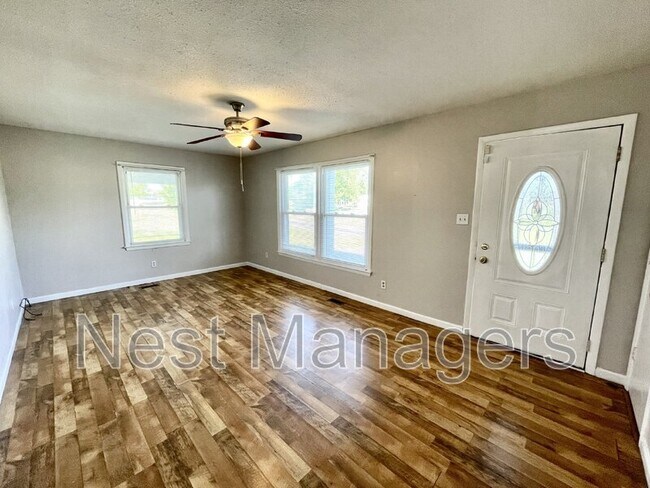 Foto del edificio - 7401 Paxton Dr