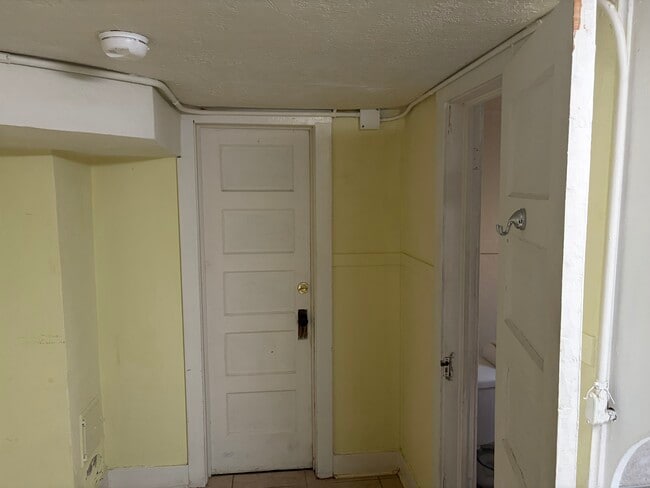 Building Photo - 442 N 10th Ave