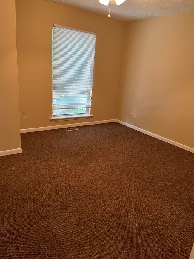 Foto del edificio - 2 Bedroom 1 1/2 Bath Townhome