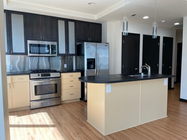 Building Photo - Beautiful 1BR/1BA Condo - Seattle