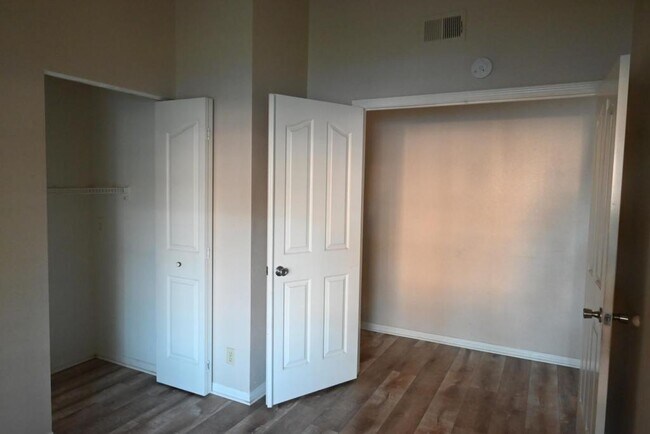 Building Photo - 32445 Somerset Dr