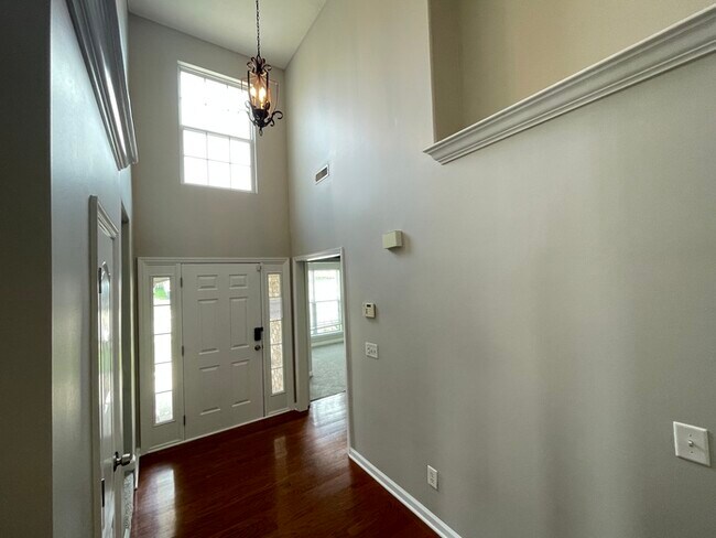 Building Photo - Vantage Point home with 3 bedrooms, 2 bath...