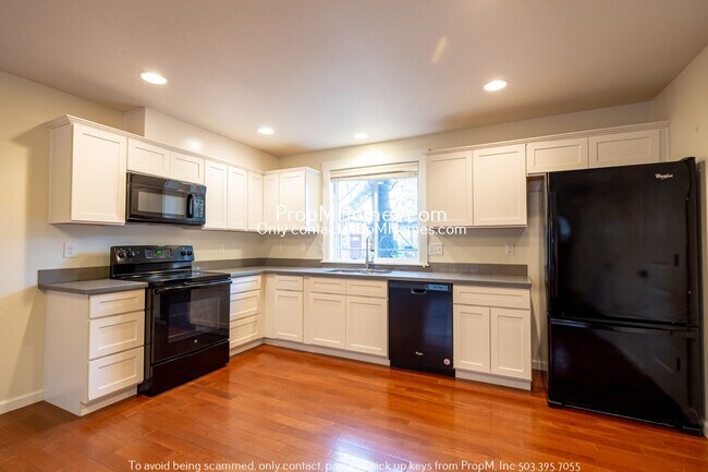 Building Photo - Two Bedroom Home In Montavilla! W/ Balcony!!