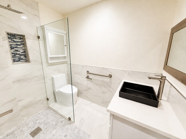 Baño recién remodelado - 2322 Donosa Dr
