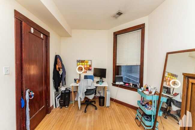 Foto del edificio - 2 bedroom in Chicago IL 60625