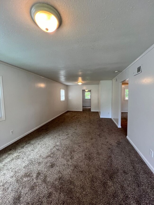 Building Photo - Welcome to this charming 2 bedroom, 1 bathroom house located in Peoria, IL.
