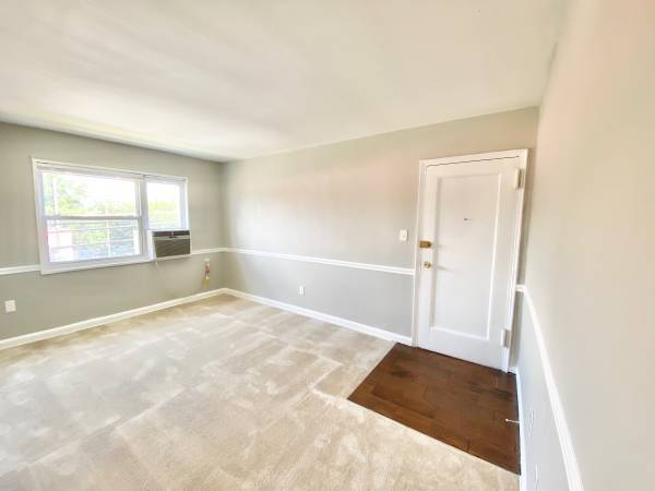 Foyer - 2243 Huntington Ave