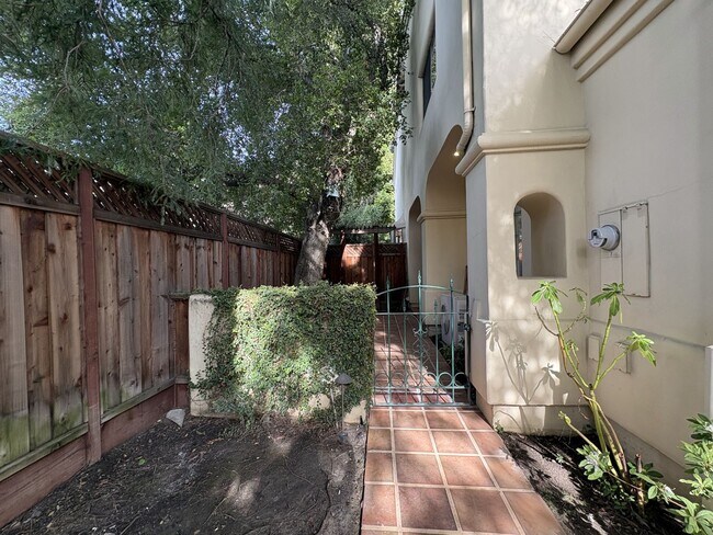 Foto del edificio - Spacious and Inviting 3-Bedroom, 2.5-Bath Townhome in the Heart of Menlo Park