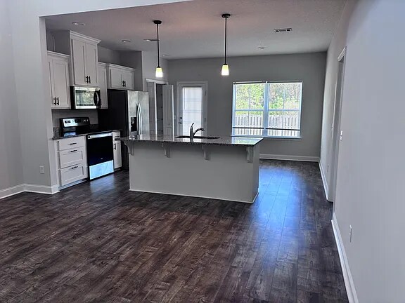 Foto del edificio - 597 Fairview Cir