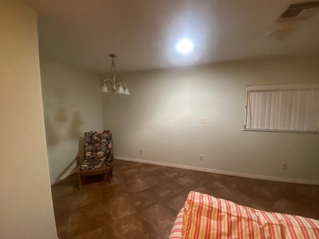 Building Photo - Cute 1 bedroom 1 bathroom unit with utilit...