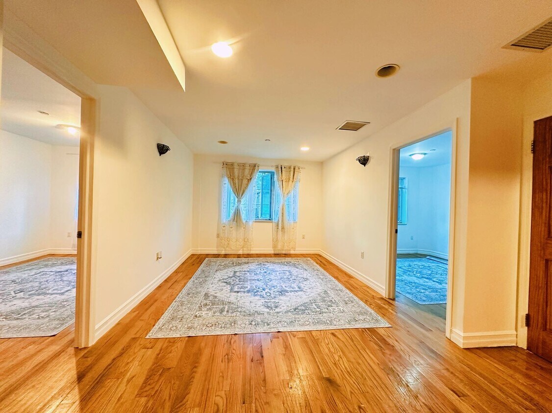 Foto principal - 8510 Elmhurst Ave