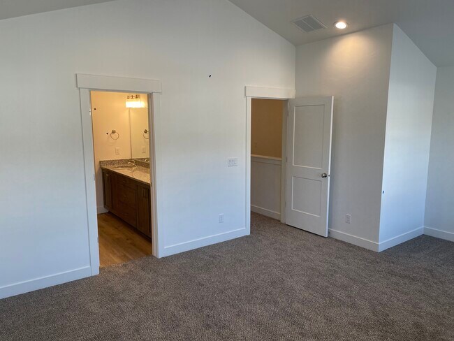 Building Photo - 520 S Orchard Dr
