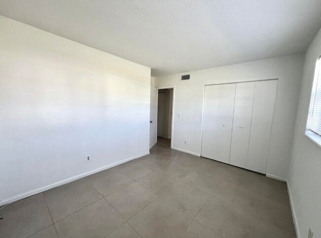 Building Photo - 301 N L St