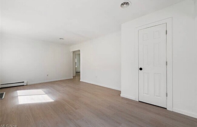 Building Photo - Beautiful 3 Bedroom Mentor Home