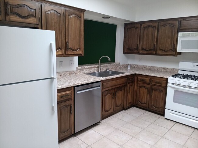 Foto del edificio - 2 Bedroom, 2 Bathroom! Lovely Home Coming Soon!