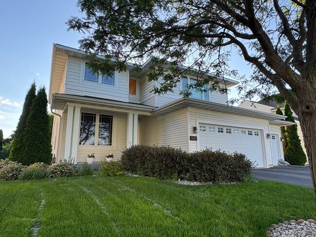 Building Photo - Beautiful 5 Bed Executive Home! Pet Friend...