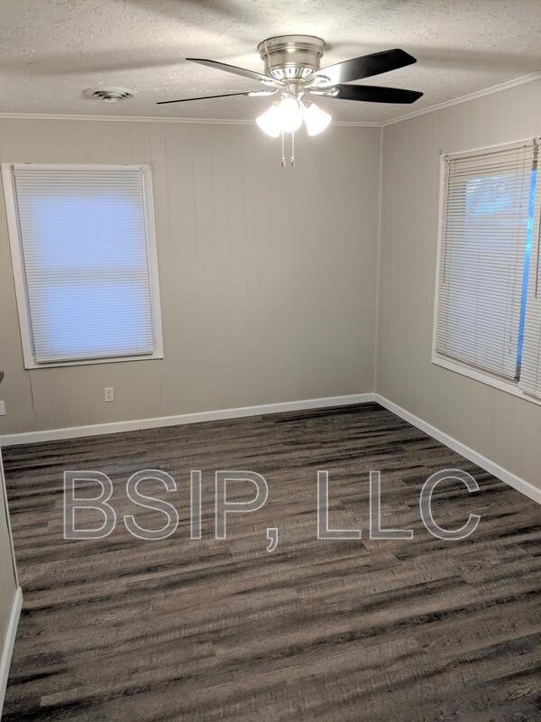 Building Photo - 427 NE Poplar St
