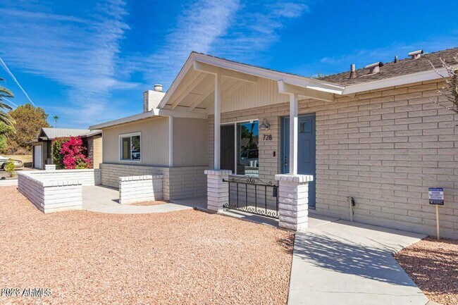 Building Photo - 728 E Yale Dr