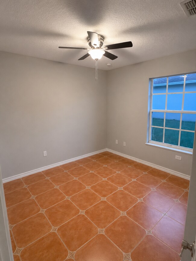 Dormitorio 2 - 6520 Las Palmas Way