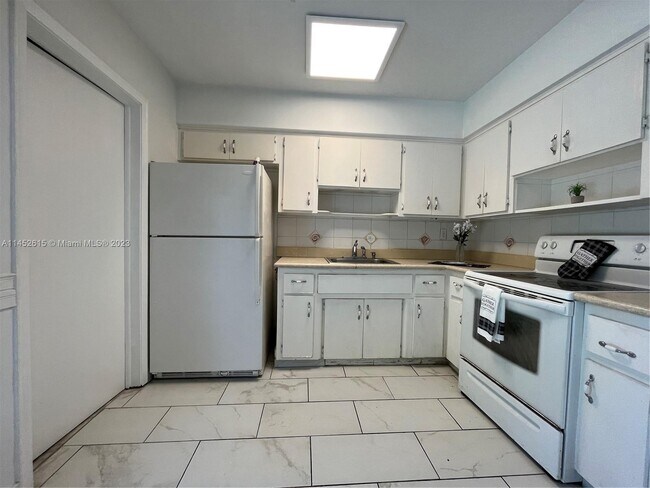 Foto del edificio - 6877 SW 16th Ct