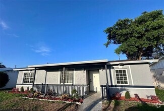 Building Photo - 308 SW 76th Terrace