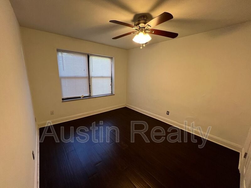 Building Photo - 341 Des Peres Ave