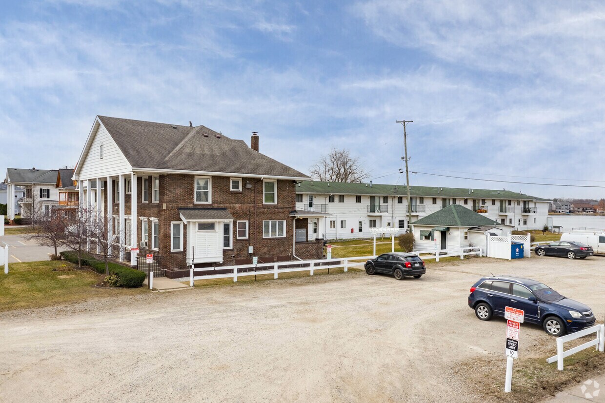 Primary Photo - Lakeshore Motel Apartments