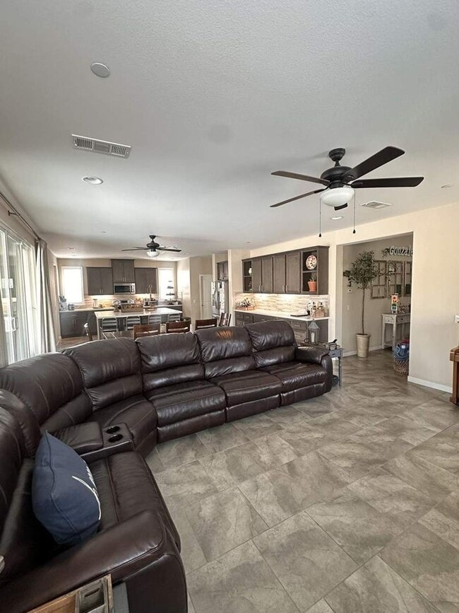 Building Photo - Stylish 4BR/3BA Home in Rosetta Canyon wit...