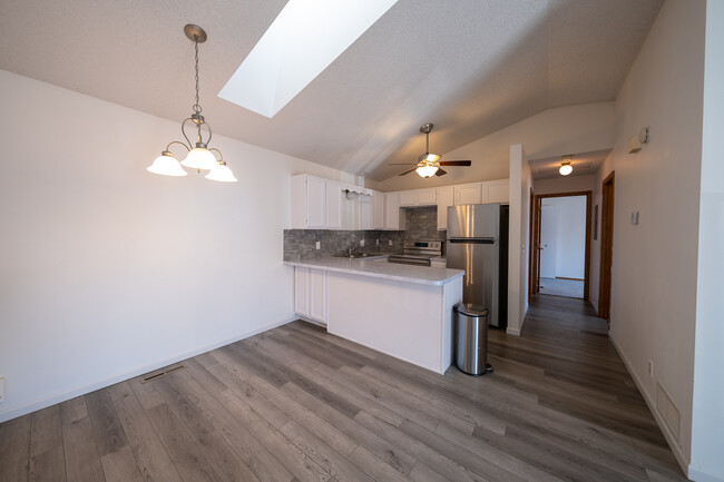 Building Photo - 733 Parkside Dr