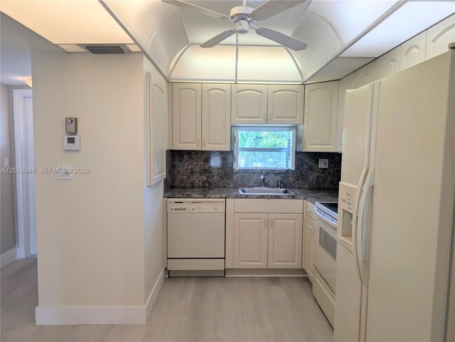 Building Photo - 820 S Hollybrook Dr