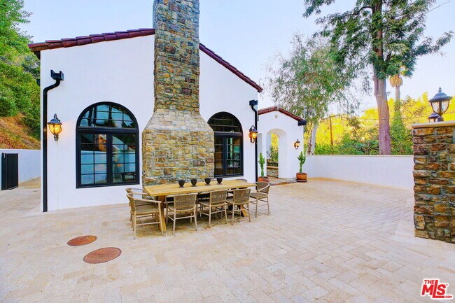 Building Photo - 2570 Nichols Canyon Rd