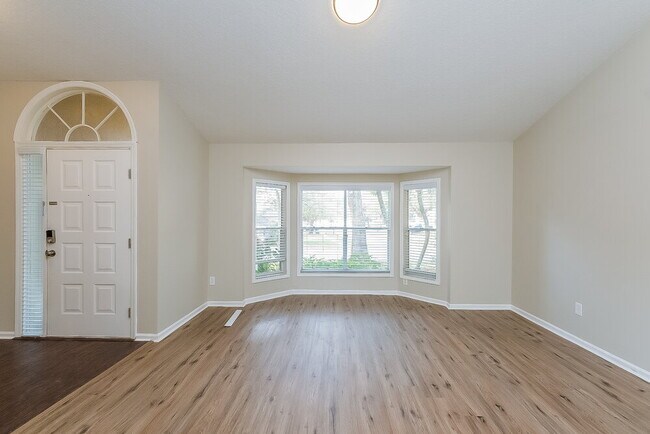 Building Photo - 4551 Oak River Cir