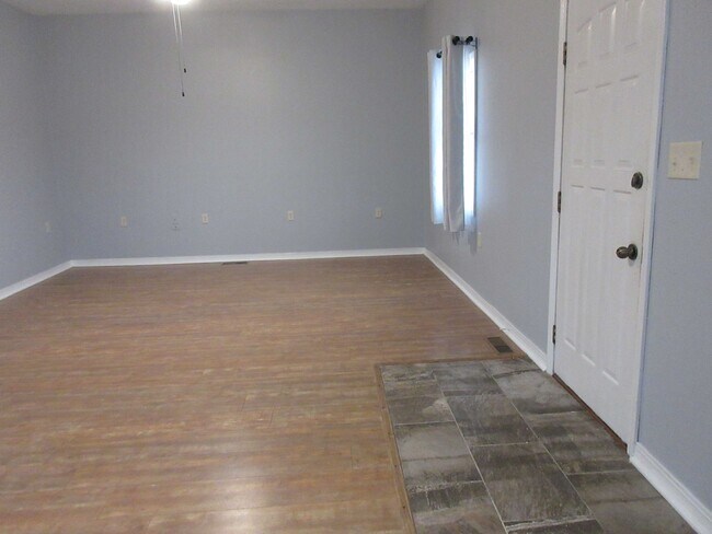 Foto del edificio - 301 N Main St