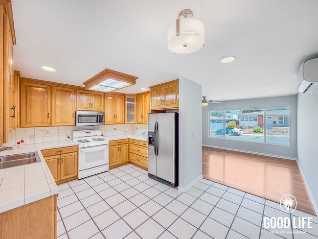 Foto del edificio - 2BD/1BA Home in La Mesa with Turf Yards, Large Backyard, W/D & 2-Car Garage
