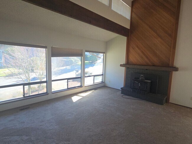 Foto del edificio - Fairwood Community -Split level home- 6 be...