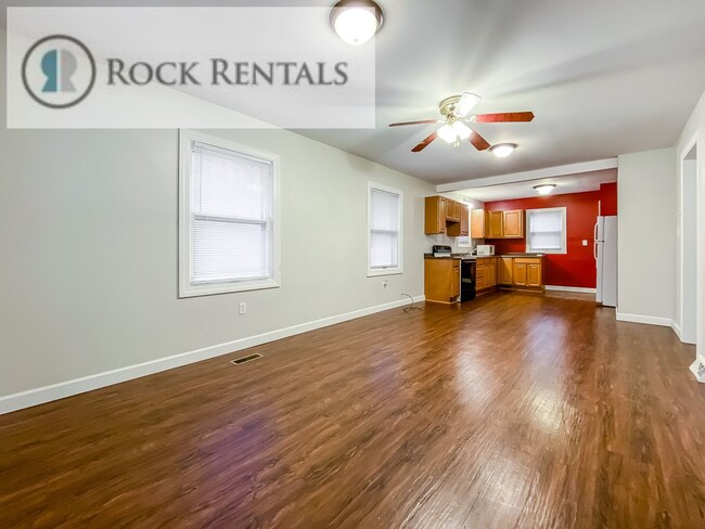 Building Photo - Two Bed With Large Fenced Yard