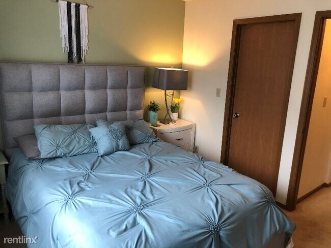 Foto del edificio - 2 br, 1.5 bath Condo - 8038 W Manor Cir