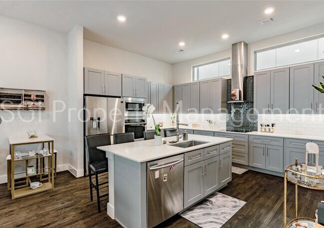 Foto del edificio - Gorgeous townhome ready for move in