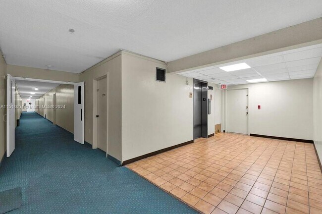 Building Photo - 1225 NE 124th St